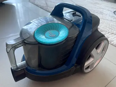 Compact bagless cylinder vacuum cleaner - great working condition with automatic cord puller