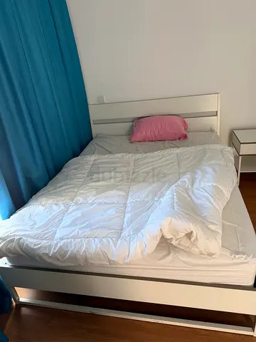 Queen size bed + mattress / 1 White bedside nightstand / 4 chest drawers excellent condition