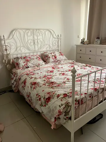 Queen side bed (mattres included, optional)