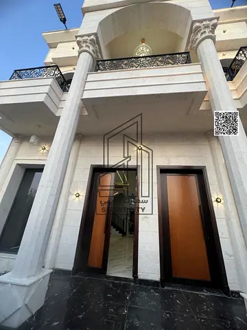 Classic villa with custom finishing and a rooftop terrace.