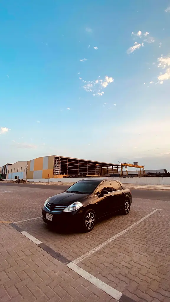 Nissan Tiida 2009 — photo 1 of 7