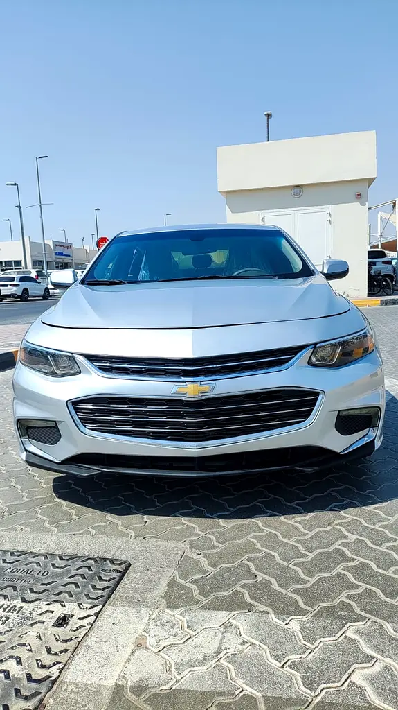 Chevrolet Malibu 2017 — photo 1 of 20