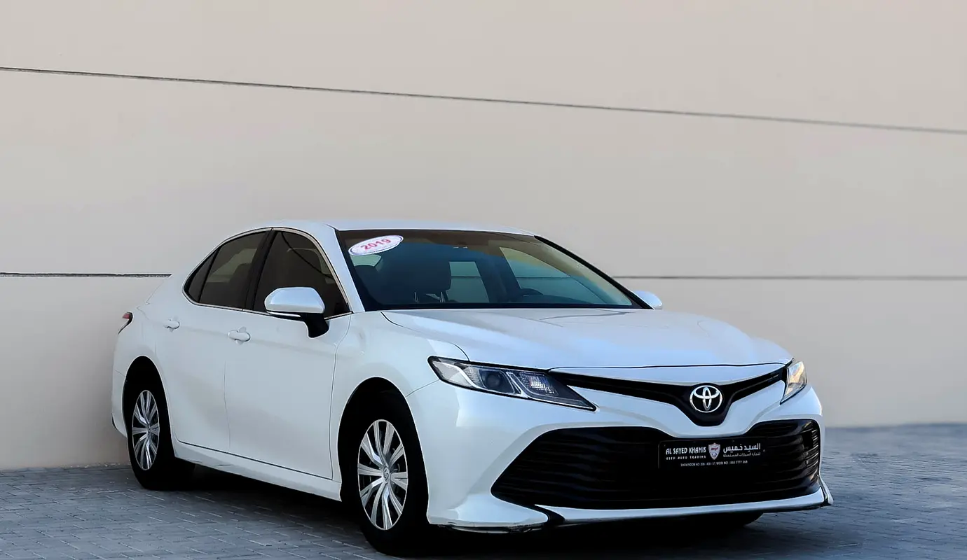 Toyota Camry 2019 — photo 1 of 15