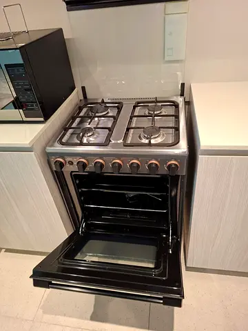 Toshiba brand gas cooker 4 burner like new perfect working free delivery with warranty