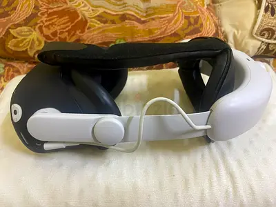 Meta Oculus quest 2 with Head Strap Extra power battery - Good Condition