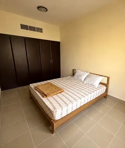 Queen wooden bed frame size 180×200 cm with mattress