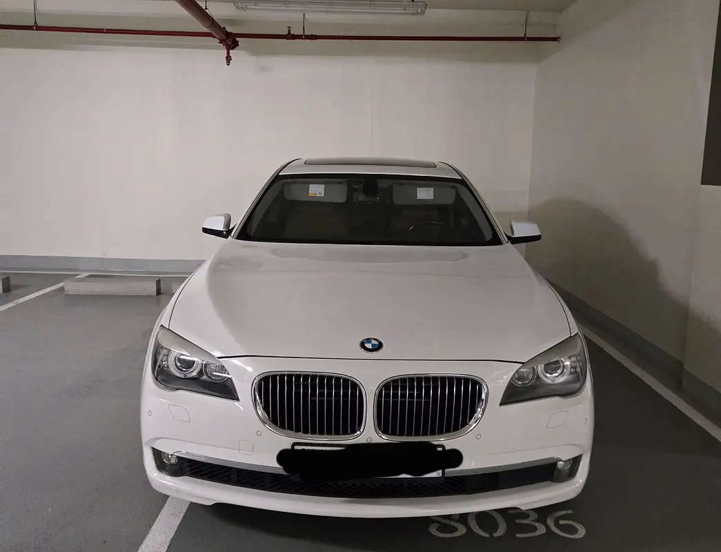 BMW 7-Series 2011 — photo 1 of 4