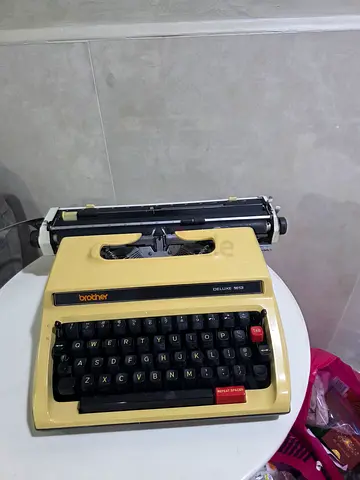 Brother Deluxe 161 Vintage Manual Typewriter - Working Condition