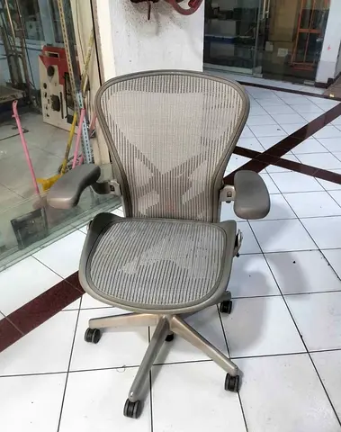 Sale Herman Miller Aeron Classic Chair PostureFit Back Support Arms Adjustable Silver Color Size C