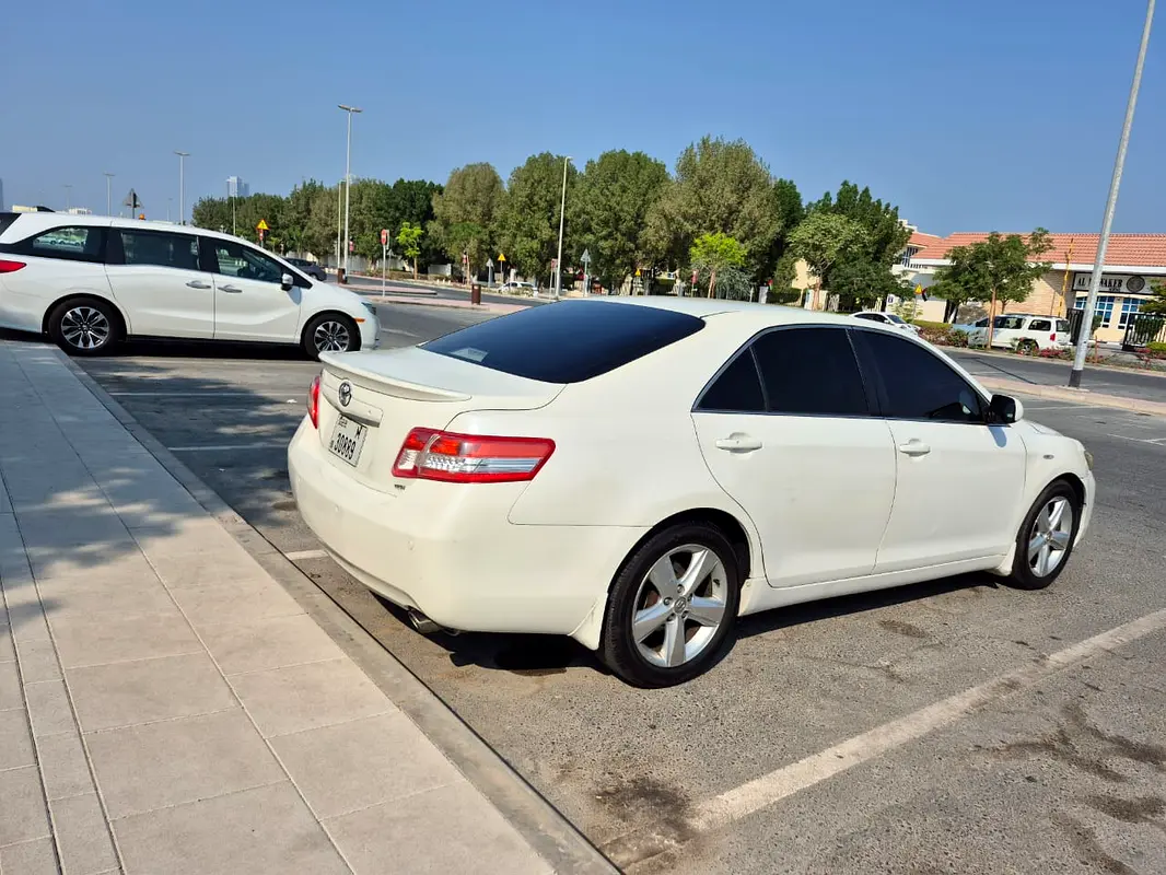 Toyota Camry 2011 — photo 1 of 15