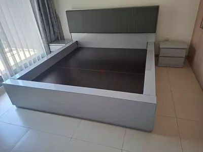 Modern king-size platform bed frame with two bedside drawers (grey)