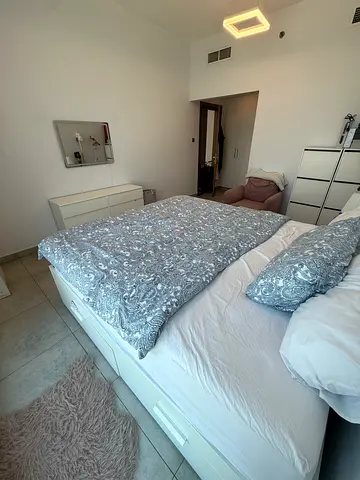 Full bedroom-White platform bed with storage drawers - good condition