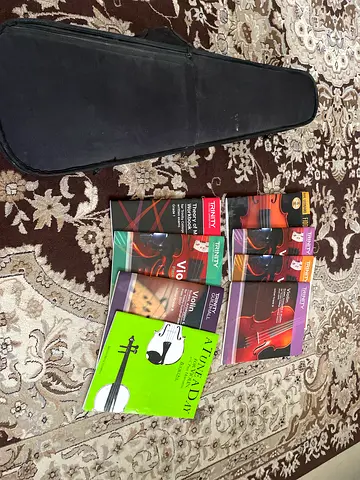 Violin + case with beginner violin method books - bundle