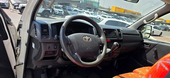 2015 Toyota HIACE — миниатюра 11