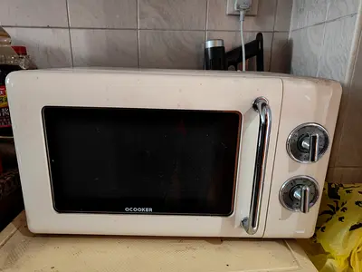Retro-style OCOOKER Microwave Oven - Used, Working