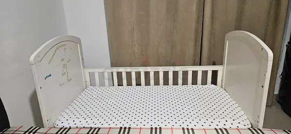 White Wooden Baby Crib / Convertible Cot in Good Condition