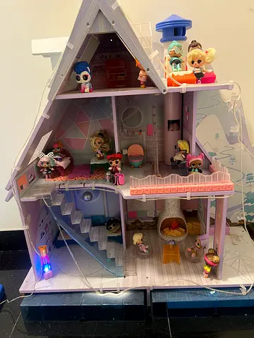 LOL Surprise Winter Chill Cabin Dollhouse with Figures+10 LOLs