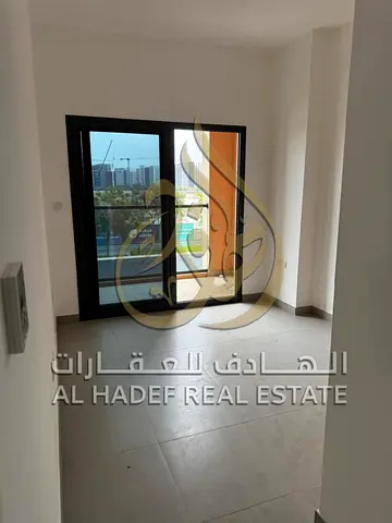 2 حمام • ⁠بلكونه اطلالة مفتوحه ✔ تصميم عملي ومساحات واسعة  ✔ مطبخ مجهز مفتوح ✔ 2 حمام بتشطيبات حديثة ✔ باركنج ✔ على طريق المدينة الجامعية – مويلح • ق