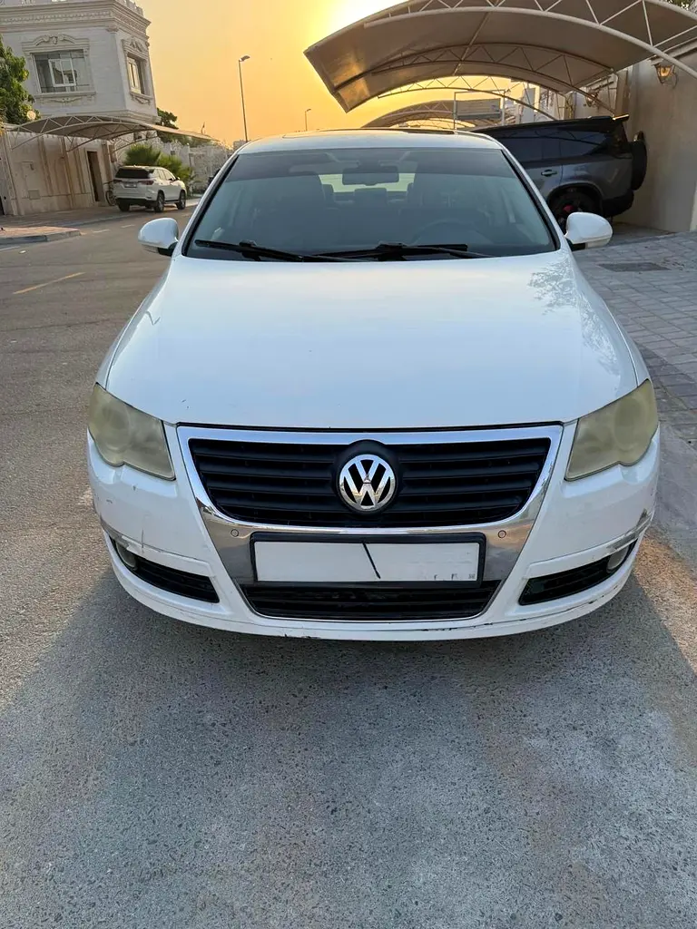 Volkswagen Passat 2010 — photo 1 of 9