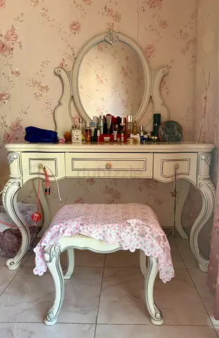 Vintage-style White Dressing Table with Mirror and Stool
