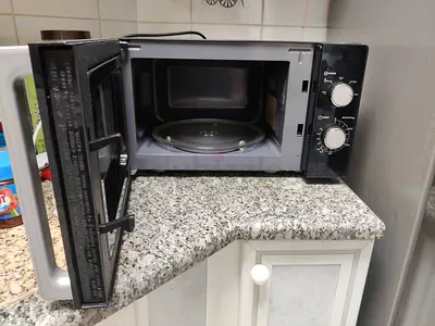 Black + Decker | 20 Microwave Oven | Black | Excellent Functional Condition | Good Physically Condi