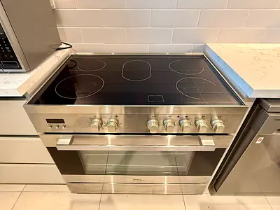 900mm Midea Freestanding Cooker  Oven – As New – Rotisserie Included