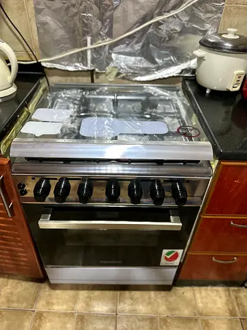 Used freestanding gas oven and stove - 4 burners, good condition