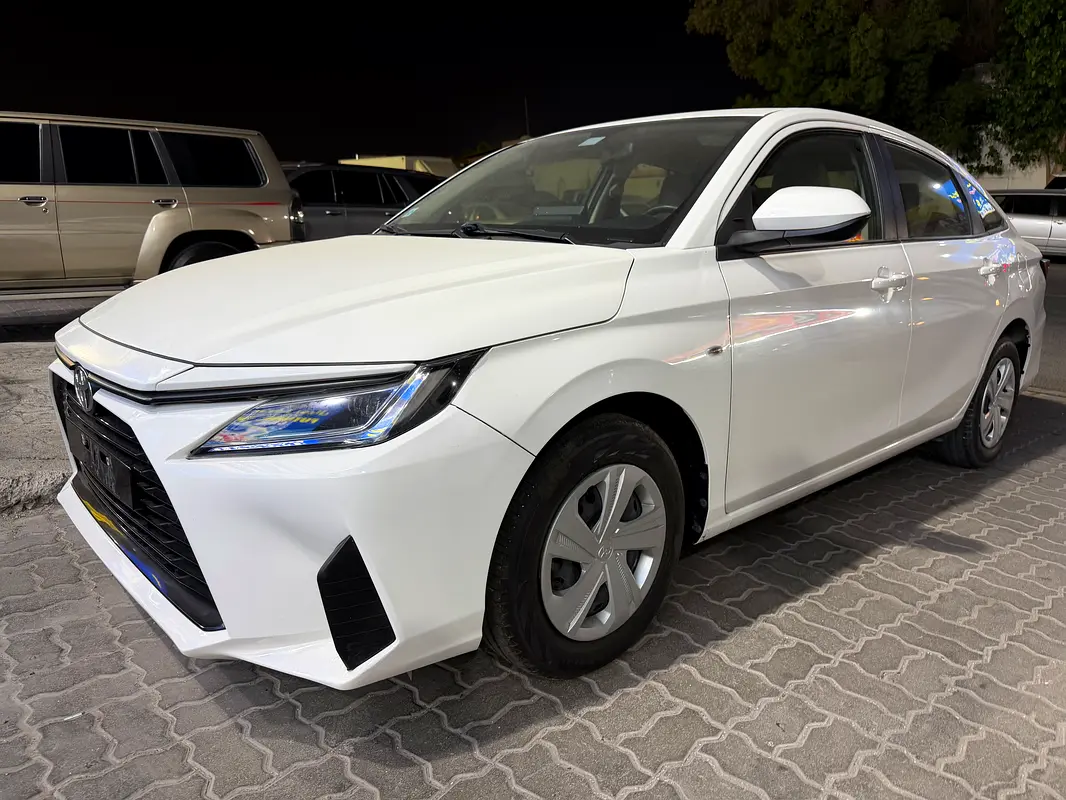 Toyota Yaris 2023 — photo 1 of 12