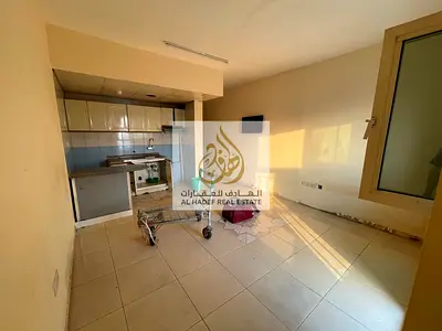 استوديو للإيجار السنوي في القليعة الشارقة | إطلالة بحرية | مع موزع | تكييف سبليت | موقع مميز قريب من جميع الخدمات | فرصة سكنية بسعر مناسب