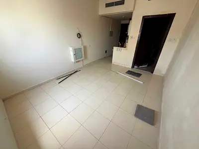 فرصة مميزة استوديو بموقع حيوي  مساحة جيدة وعملية مطبخ شبه منفصل تكييف وتبريد مركزي إضاءة وتهوية ممتازة تصميم مريح للسكن جاهز للسكن الفوري