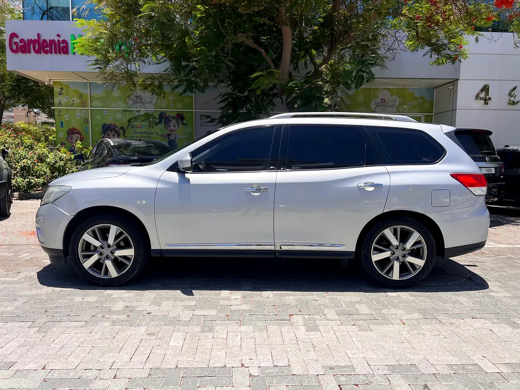 Nissan Pathfinder 2015 — photo 1 of 16