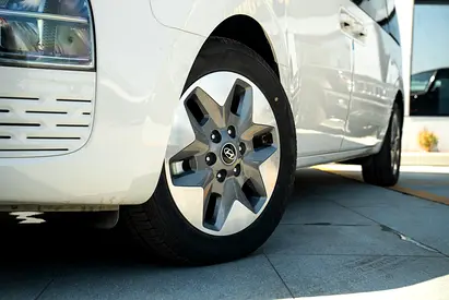 2025 Hyundai STARIA photo 3