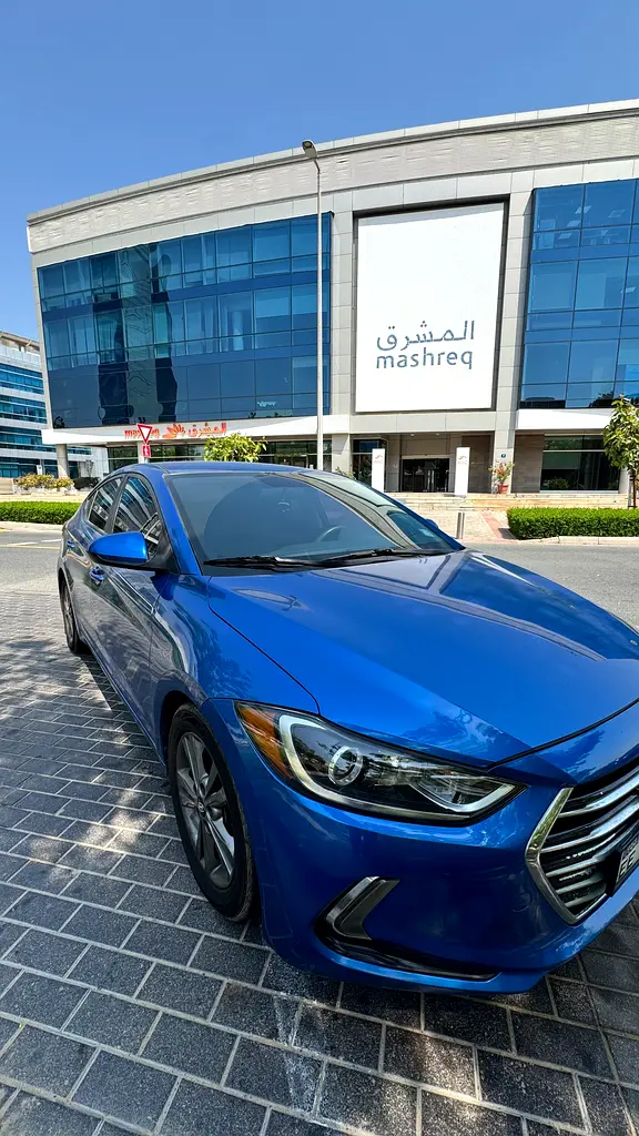 Hyundai Elantra 2018 — photo 1 of 12