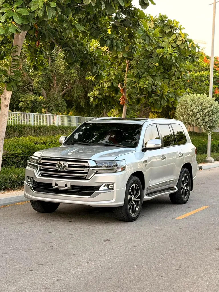 Toyota Land Cruiser 2014 — photo 1 of 18