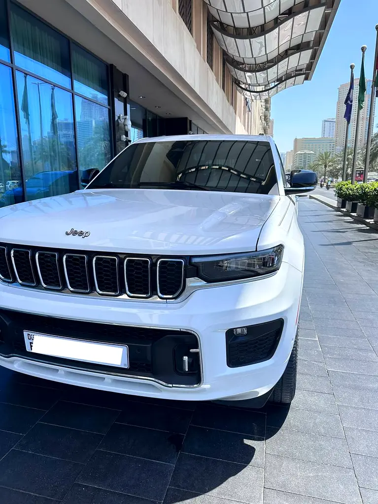 Jeep Grand Cherokee 2023 — photo 1 of 10