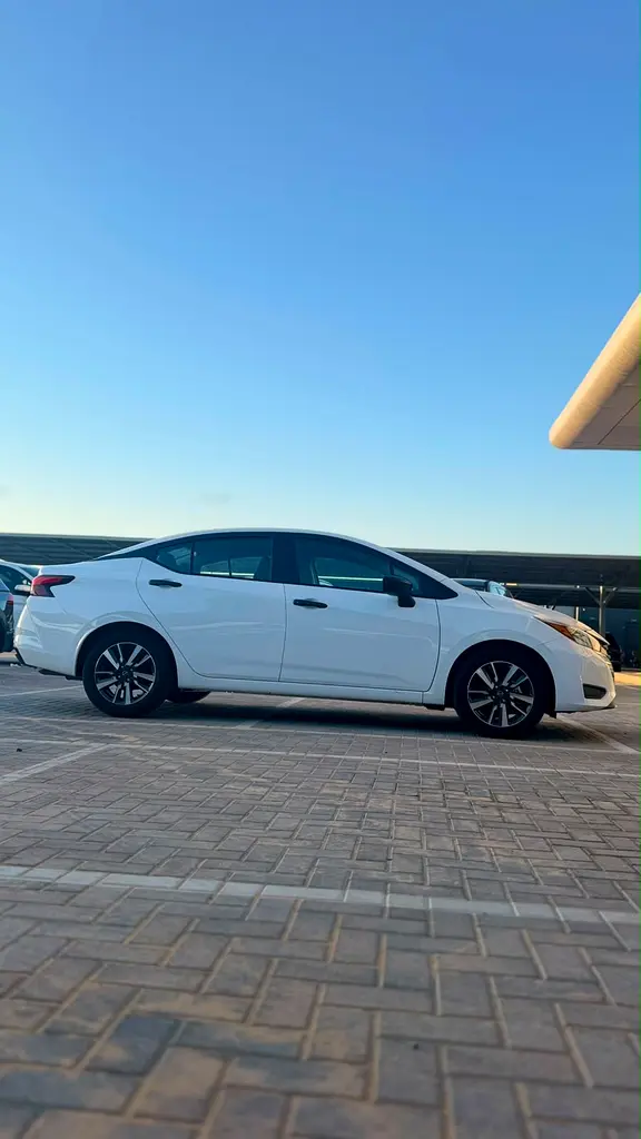 Nissan Versa 2025 — photo 1 of 17