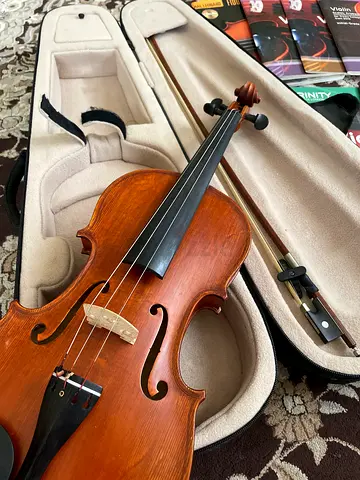 Violin +  violin case + beginner violin method books - bundle