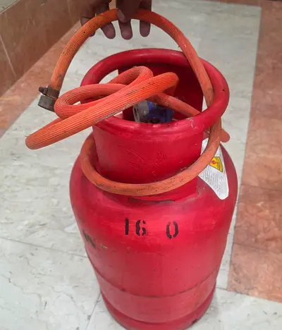 DUBAI GASS CYLINDER.  16.5 KG WITH PAIPE AND REGULATOR