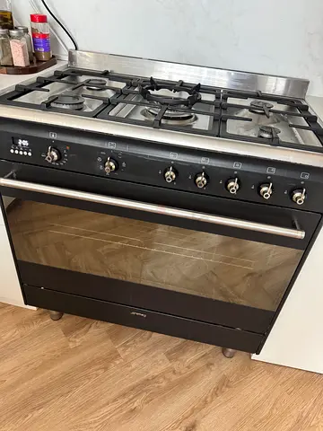 SMEG Stainless steel freestanding gas range with oven - good condition