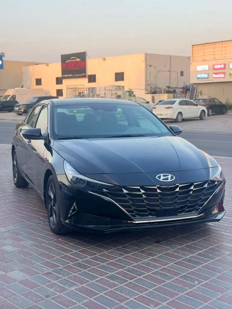 Hyundai Elantra 2023 — photo 1 of 12