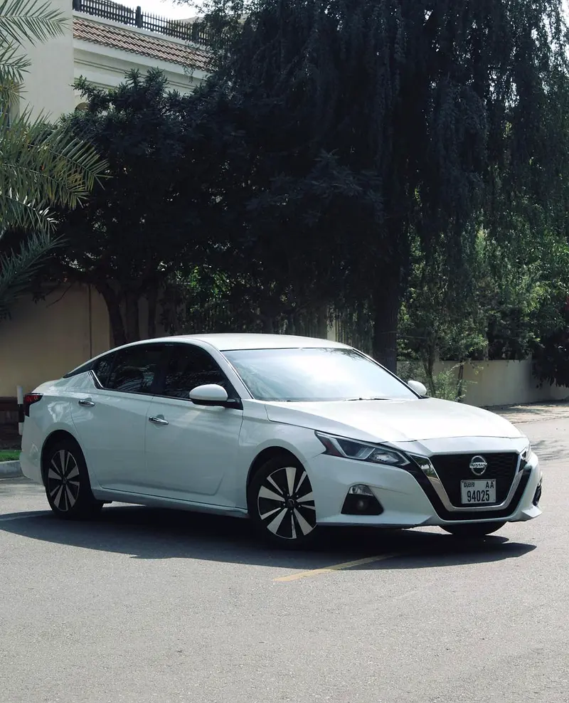 Nissan Altima 2020 — photo 1 of 17