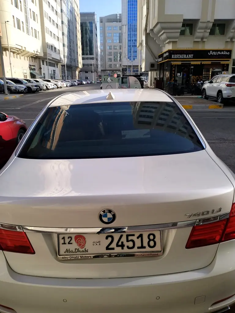 BMW 7-Series 2011 — photo 1 of 2