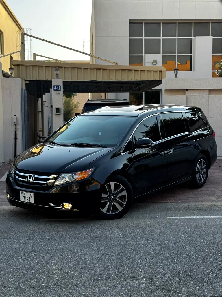Honda Odyssey 2015 — photo 1 of 17