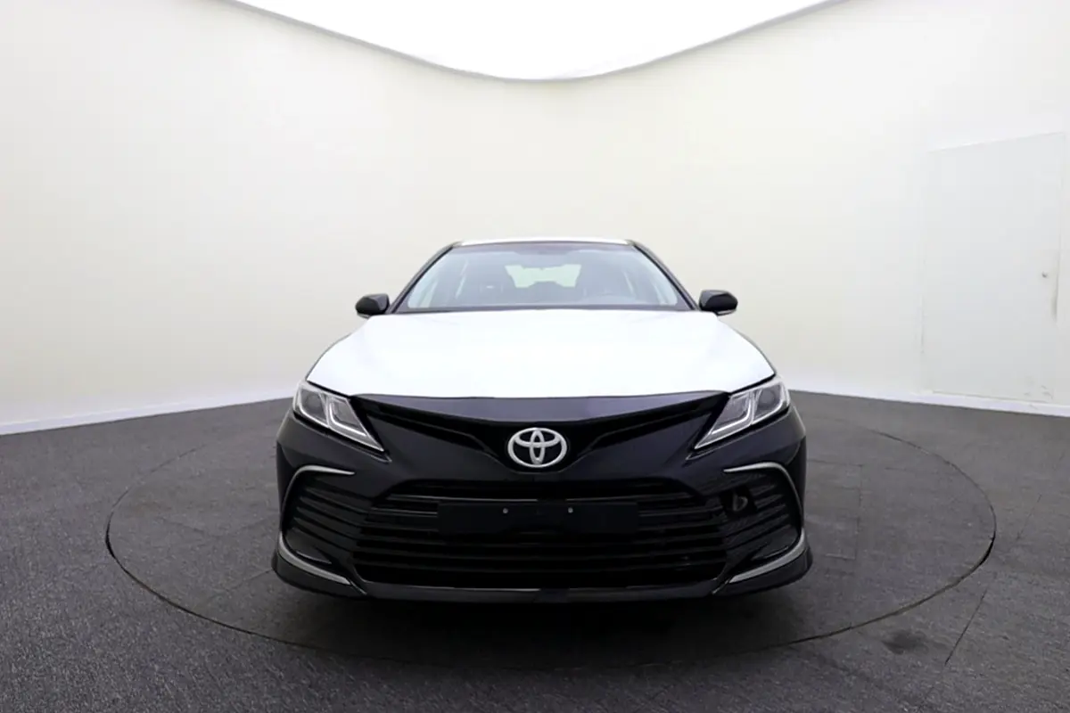 Toyota Camry 2023 — photo 1 of 8