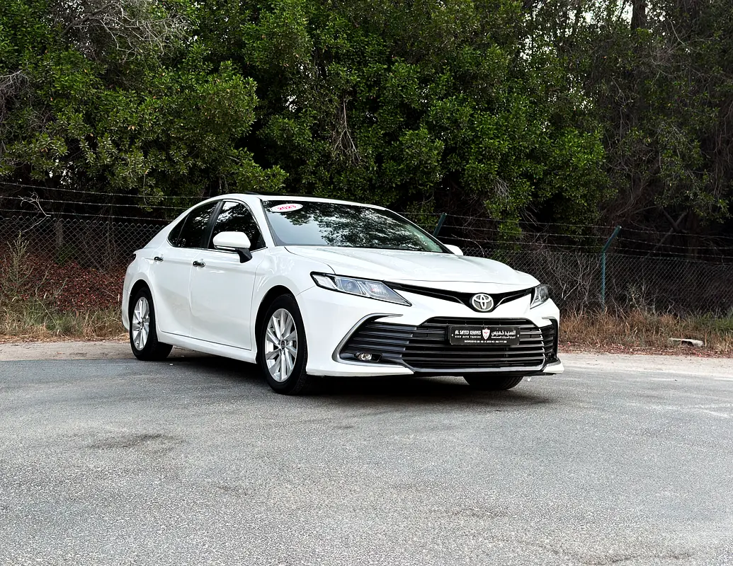 Toyota Camry 2023 — photo 1 of 20