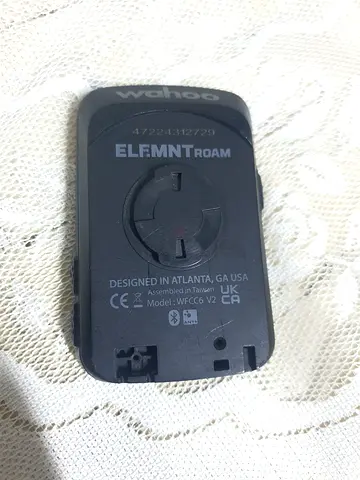 Wahoo ELEMNT Roam Bike GPS Computer + mount + Light 600 lumens.