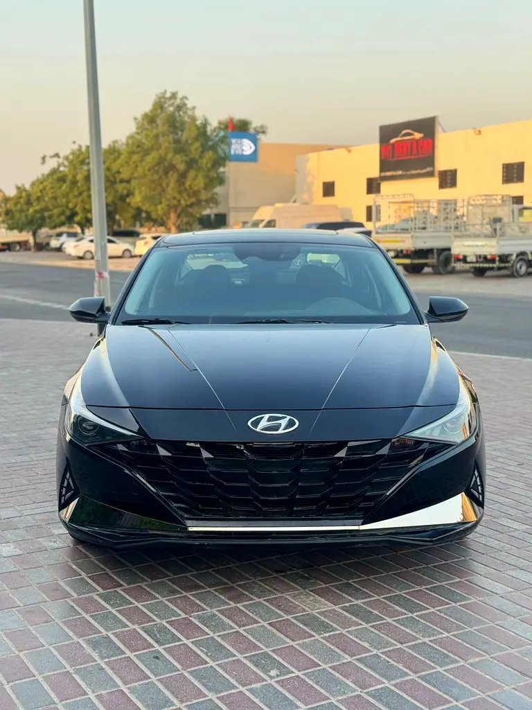 Hyundai Elantra 2023 — photo 1 of 11
