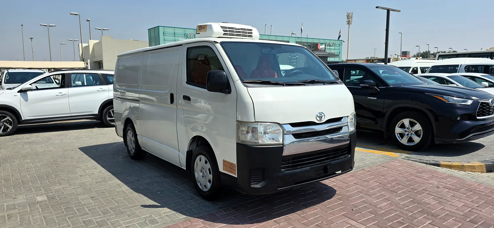 Toyota Hiace 2015 — photo 1 of 20