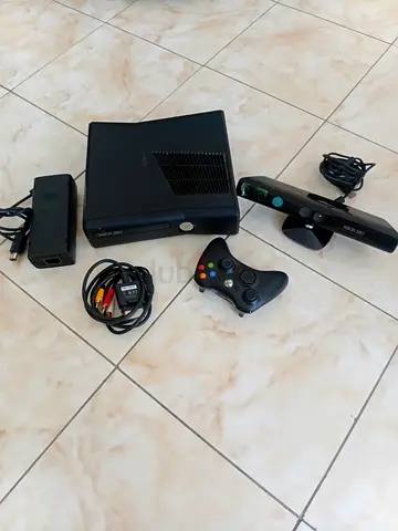 Xbox 360 Slim with Kinect, Controller  Cables - Working Condition