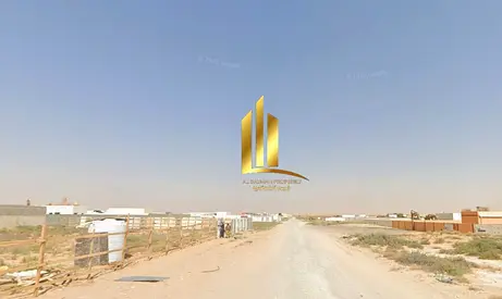 للبيع أرض صناعية مميزة في منطقة الصجعة S، مبني عليها حوطة ومظلة مفتوحة وخرفتان وحمام